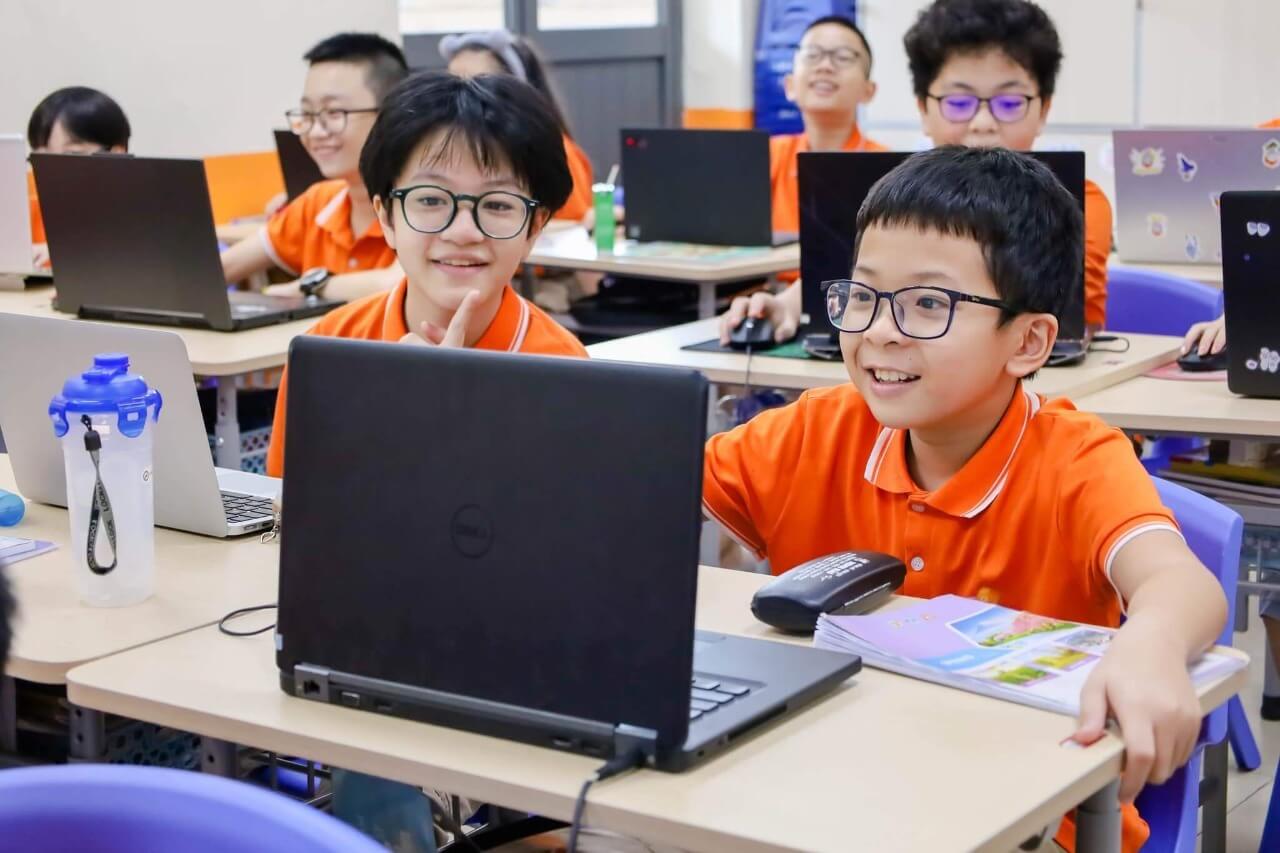 Các chương trình và chuyên ngành đào tạo AI, Thiết kế vi mạch bán dẫn được đưa vào đào tạo tại các bậc cao đẳng, đại học cho khoảng 3.500 sinh viên FPT. 100% học sinh từ lớp 1 đến lớp 12 được tiếp cận AI.