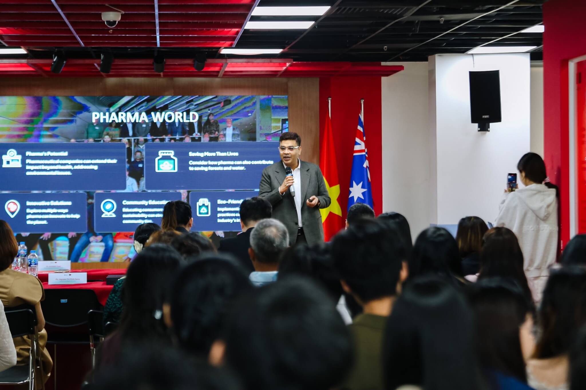 Hàng loạt hội thảo khoa học về ứng dụng chuyển đổi số do các đơn vị như Trường ĐH FPT, Greenwich Việt Nam, Swinburne Việt Nam... tổ chức diễn ra sôi nổi.